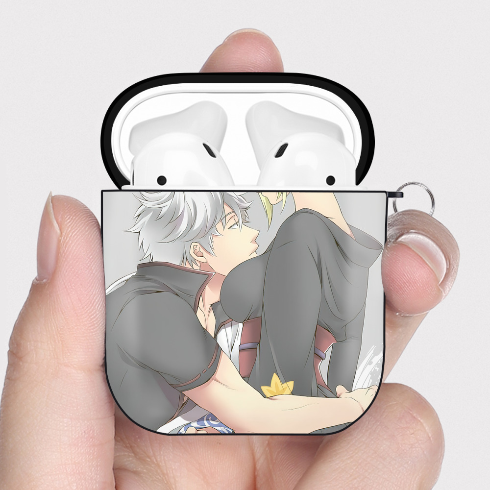 （画像用） ぎんたま 坂田銀時（さかたぎんとき） 神楽 志村新八（しむら しんぱち） GINTAMA Sakata Gintoki Kagura Shimura Shinpachi AirPods 第2世代保護ケース ハードシェル ブラック 耐衝撃・防指紋・カラビナ付き