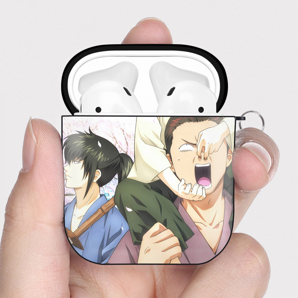 （画像用） ぎんたま 坂田銀時（さかたぎんとき） 神楽 志村新八（しむら しんぱち） GINTAMA Sakata Gintoki Kagura Shimura Shinpachi AirPods 第2世代保護ケース ハードシェル ブラック 耐衝撃・防指紋・カラビナ付き