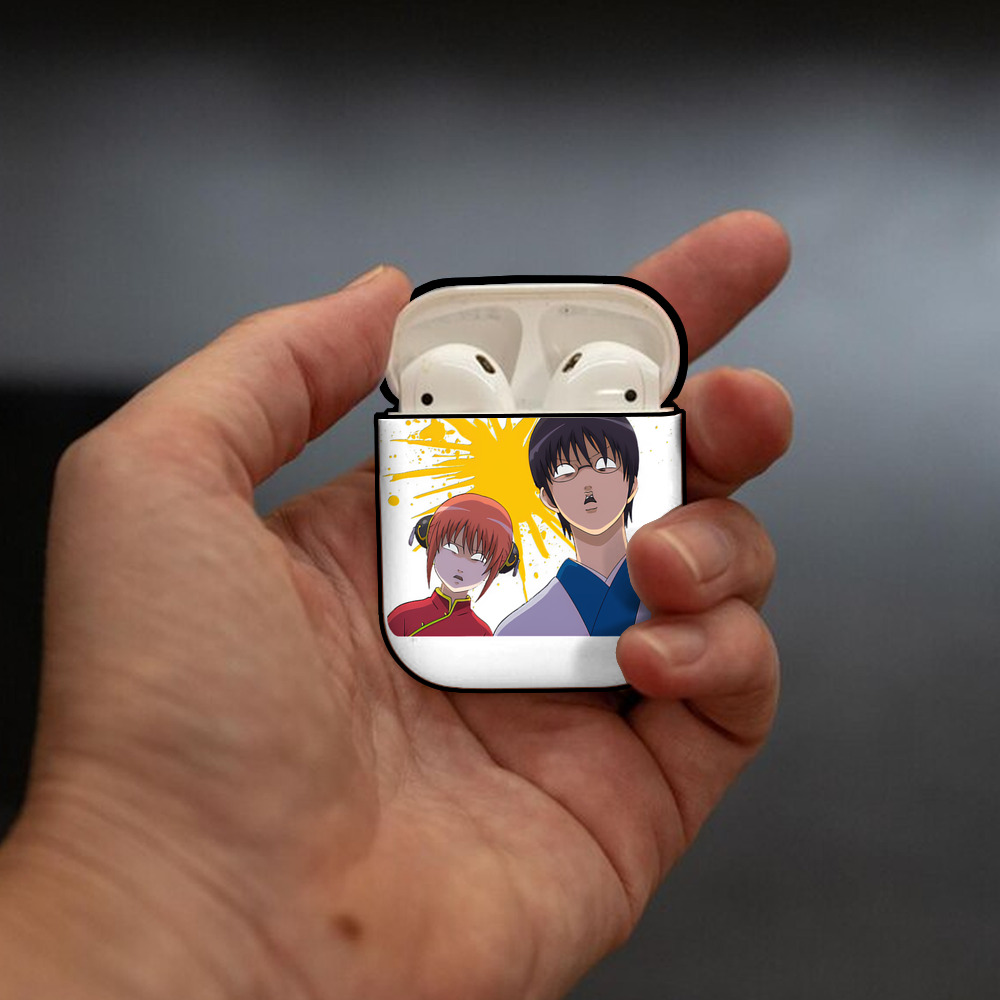 ぎんたま 坂田銀時（さかたぎんとき） 神楽 志村新八（しむら しんぱち） GINTAMA Sakata Gintoki Kagura Shimura Shinpachi AirPods 第2世代保護ケース ハードシェル ブラック 耐衝撃・防指紋・カラビナ付き